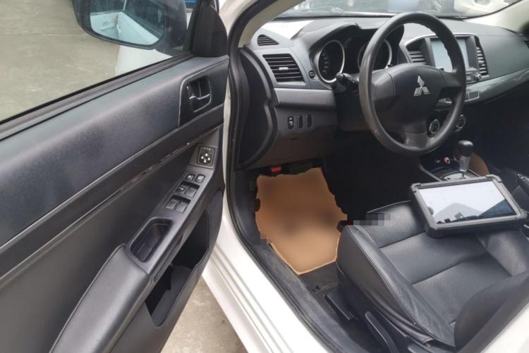 三菱 翼神 2014款 竞速版 1.8L CVT舒适型中控内饰7003