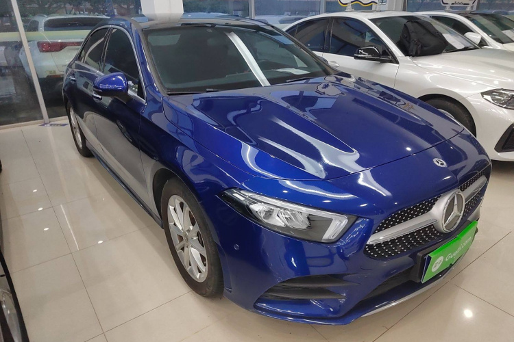 奔驰A级 2022款 改款 A 200 L 运动轿车时尚型车身外观3