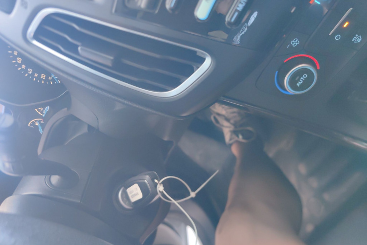 福特 福克斯 2018款 两厢经典 EcoBoost 125 自动超能风尚型智行版中控内饰7001