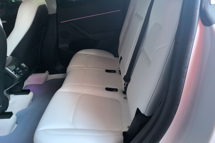 特斯拉 Model Y 2022款 改款 后轮驱动版中控内饰7004