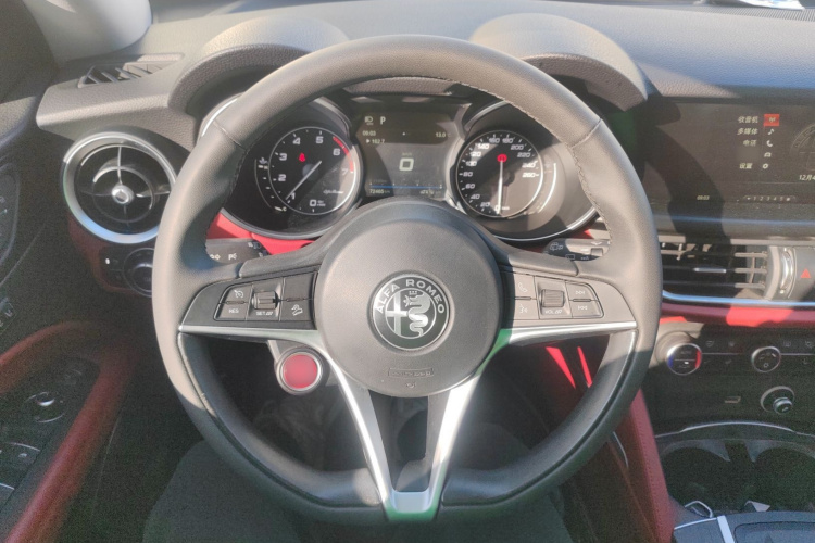 阿尔法·罗密欧 Stelvio斯坦维 2017款 2.0T 200HP 豪华版局部细节13