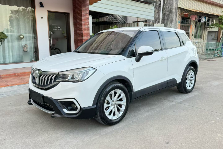 中华V3 2017款 1.5L 自动精英型车身外观1