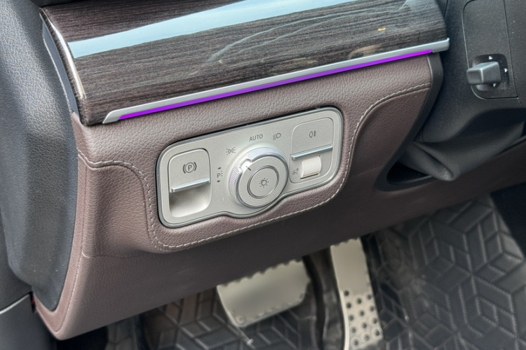 奔驰GLS 2023款 改款 GLS 450 4MATIC 时尚型中控内饰7008