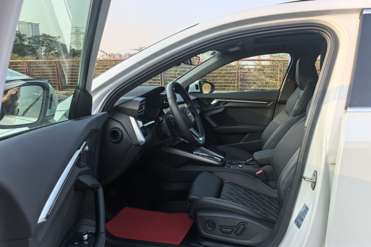 奥迪A3 2025款 A3L Limousine 35TFSI 飞驰尊享型中控内饰7001