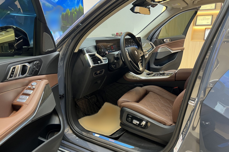 宝马X7 2023款 xDrive40i 领先型豪华套装中控内饰7001