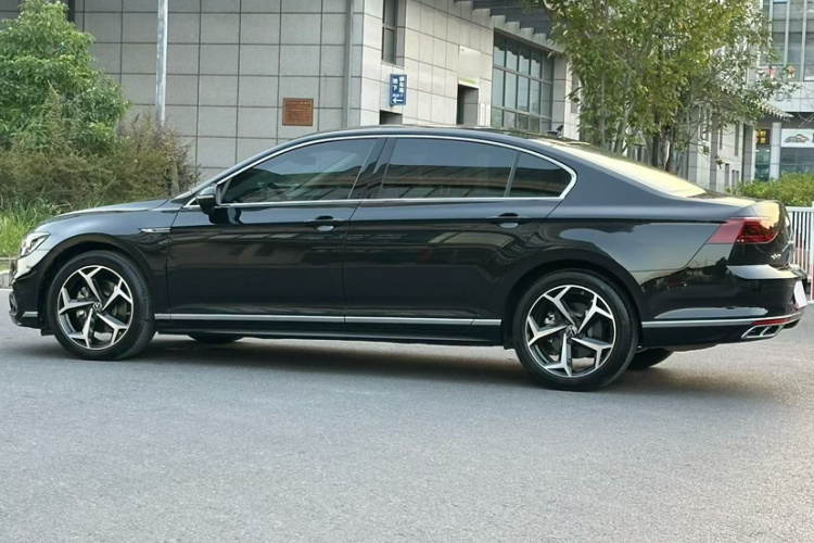 大众 迈腾 2023款 200万辆纪念版 330TSI DSG豪华型车身外观6005