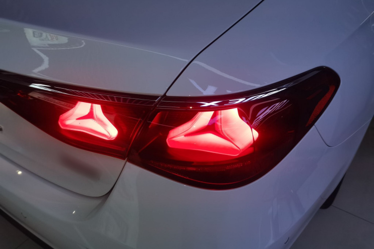 奔驰E级新能源 2024款 E 350 e L 插电式混合动力轿车车身外观9