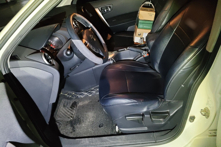 日产 逍客 2015款 2.0XL 酷火 CVT 2WD中控内饰19