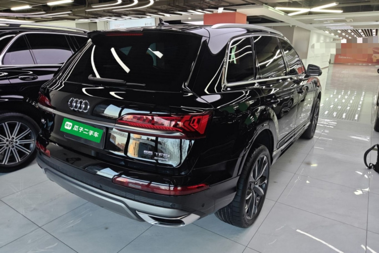 奥迪Q7 2023款 55 TFSI quattro S line运动型车身外观7