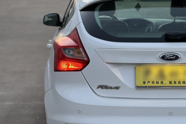 福特 福克斯 2012款 两厢 1.6L 手动风尚型车身外观6005