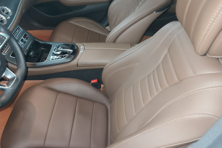 奔驰E级 2018款 改款 E 300 L 运动时尚型局部细节19