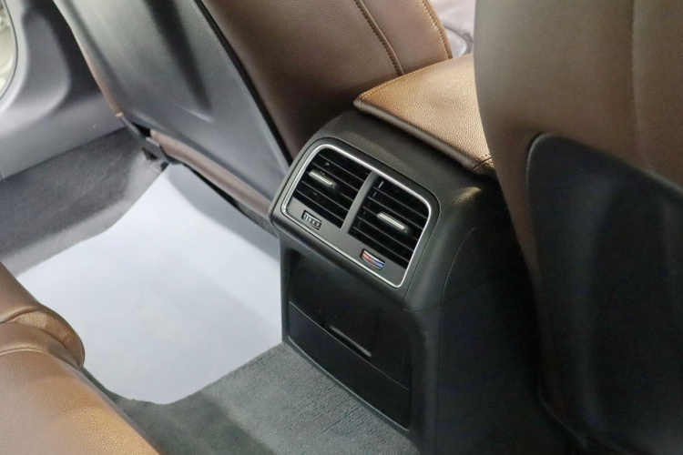 奥迪A4L 2016款 35 TFSI 典藏版 自动标准型中控内饰7008