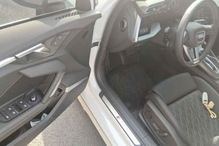 奥迪A3 2025款 A3L Limousine 35TFSI 飞驰尊享型中控内饰7003