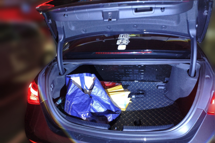 奔驰C级 2022款 改款 C 260 L 皓夜运动版中控内饰23