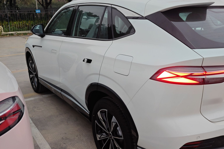 荣威RX5新能源 2023款 eRX5 超混优越版车身外观4