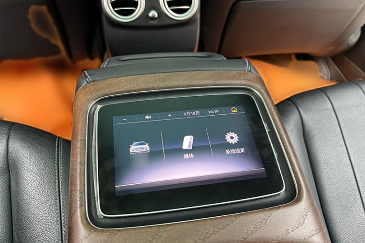 奔驰E级 2019款 E 350 L 4MATIC中控内饰7003