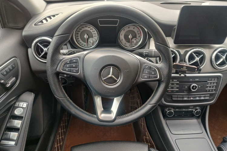 奔驰GLA 2016款 GLA 200 时尚型中控内饰13