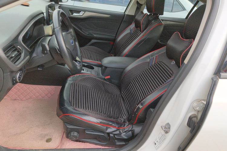 福特 福克斯 2019款 三厢 EcoBoost 180 自动锋潮型局部细节19