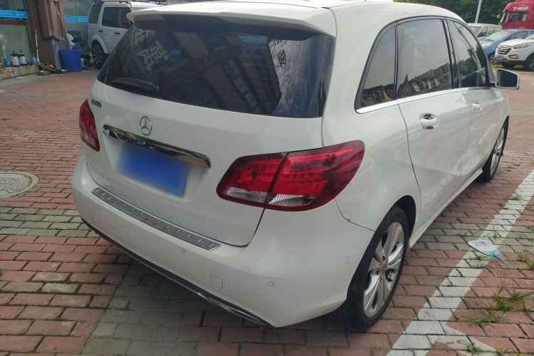 奔驰B级 2017款 B 200 动感型车身外观7