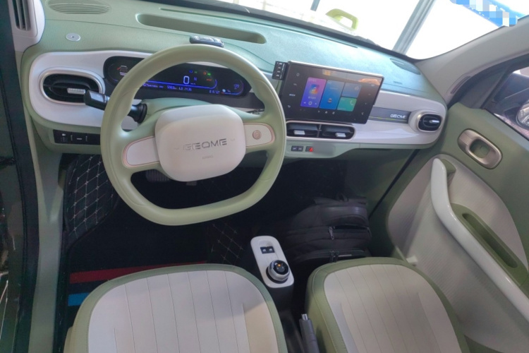 吉利银河 2025款 210km 熊猫骑士中控内饰12