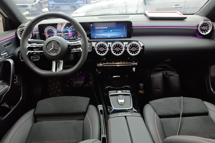 奔驰A级 2024款 改款 A 200 L 时尚型中控内饰12