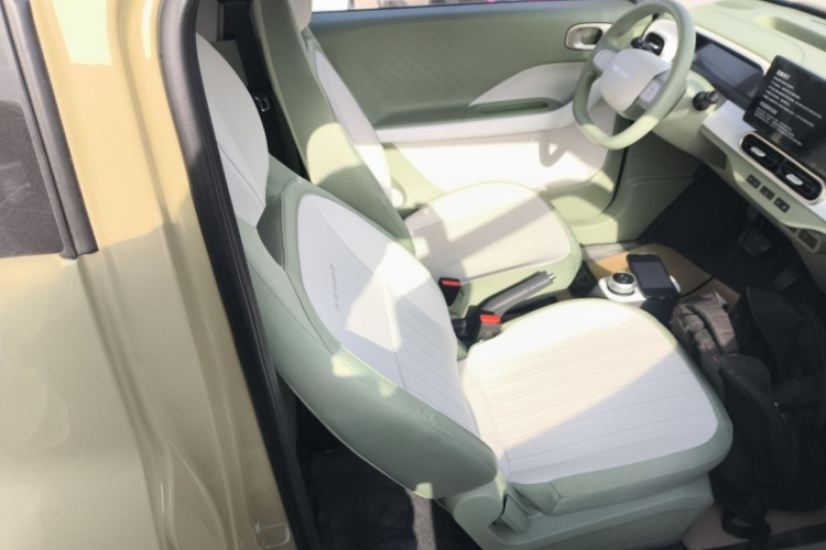 吉利银河 2025款 210km 熊猫骑士中控内饰7003