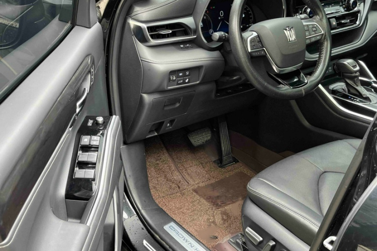 丰田 皇冠陆放 2022款 2.5L HEV四驱旗舰版中控内饰7011