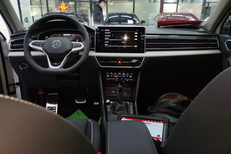 大众 途观L 2025款 出众款 330TSI 自动两驱R-Line龙耀版中控内饰12