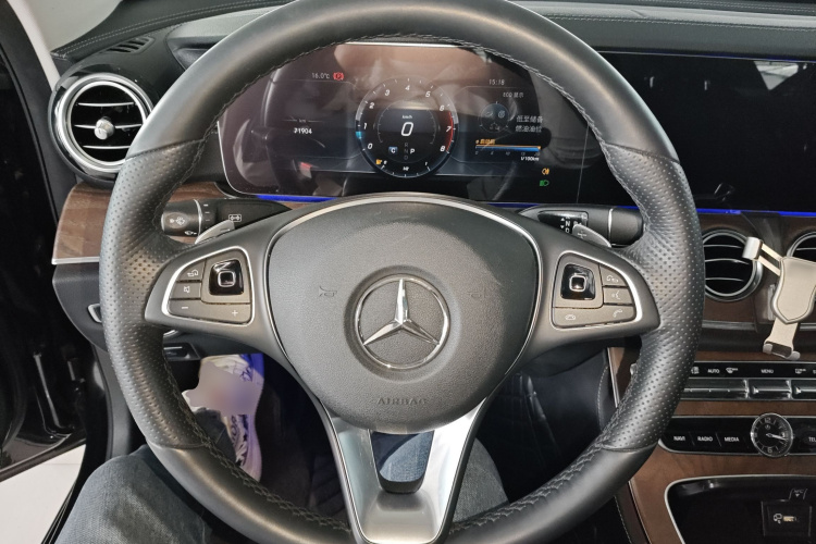 奔驰E级 2016款 E 200 L中控内饰13