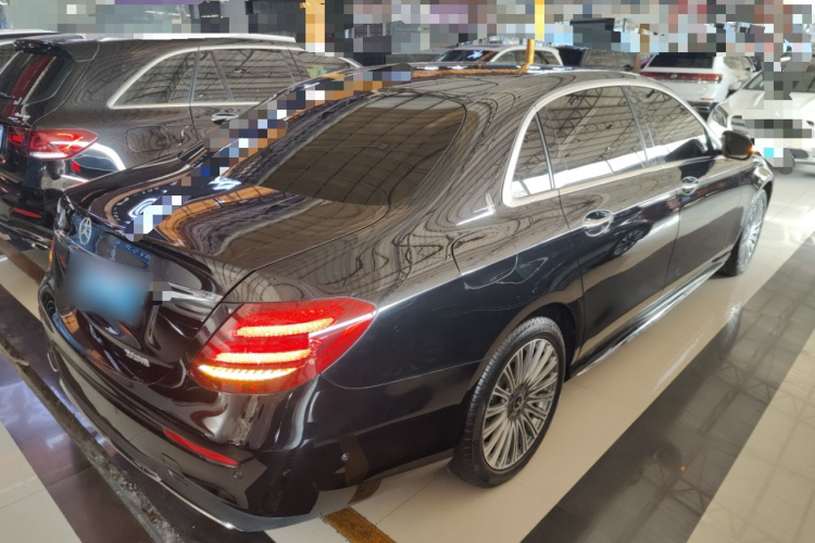 奔驰E级 2019款 改款 E 300 L 运动时尚型车身外观7