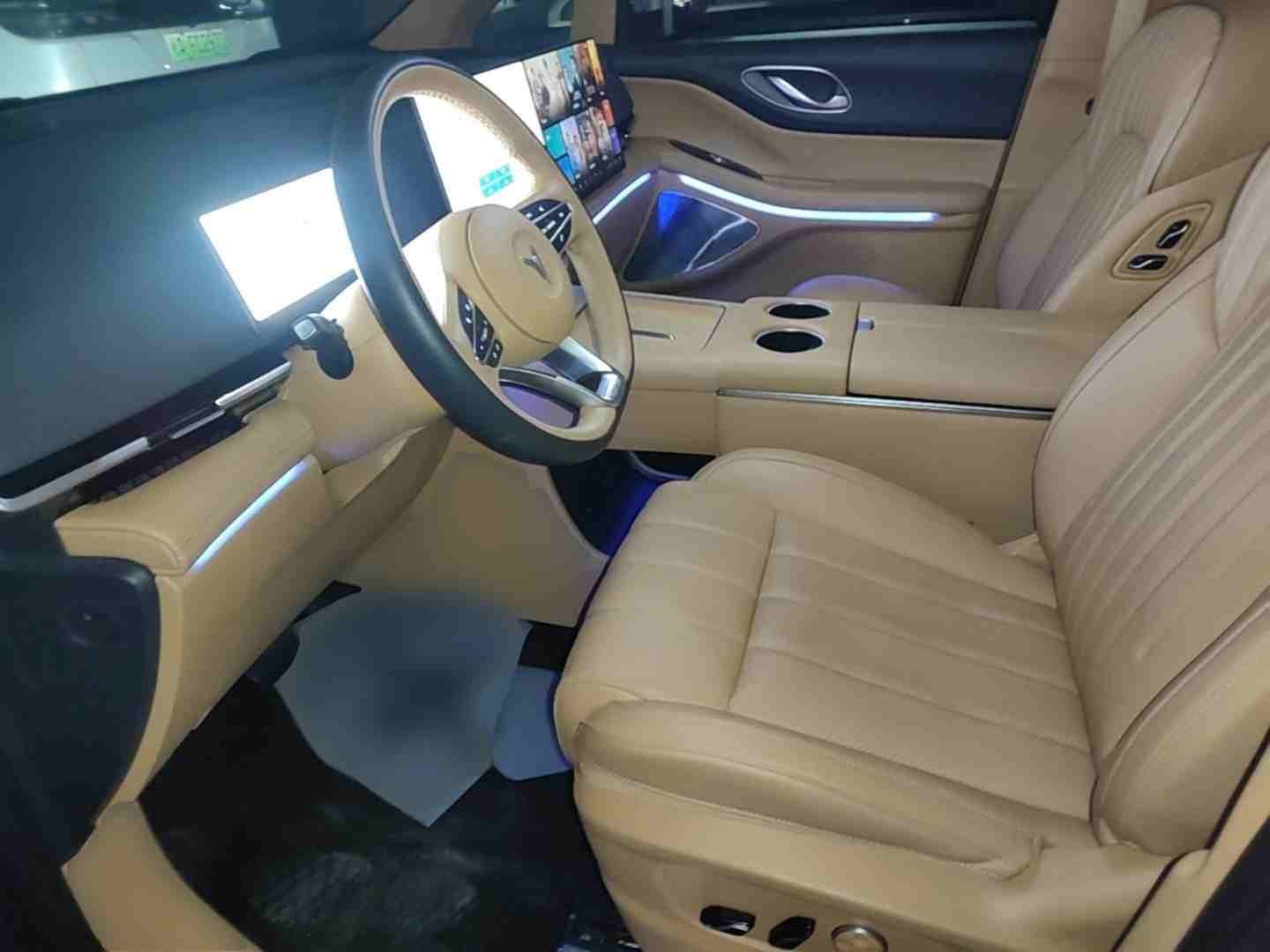 岚图梦想家驾驶舱全貌