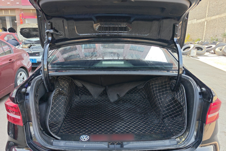 大众 朗逸 2021款 1.5L 自动舒适版机舱底盘23