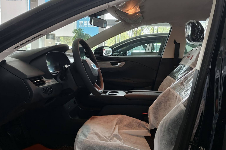 红旗E-QM5 2025款 500km 出行版中控内饰7003