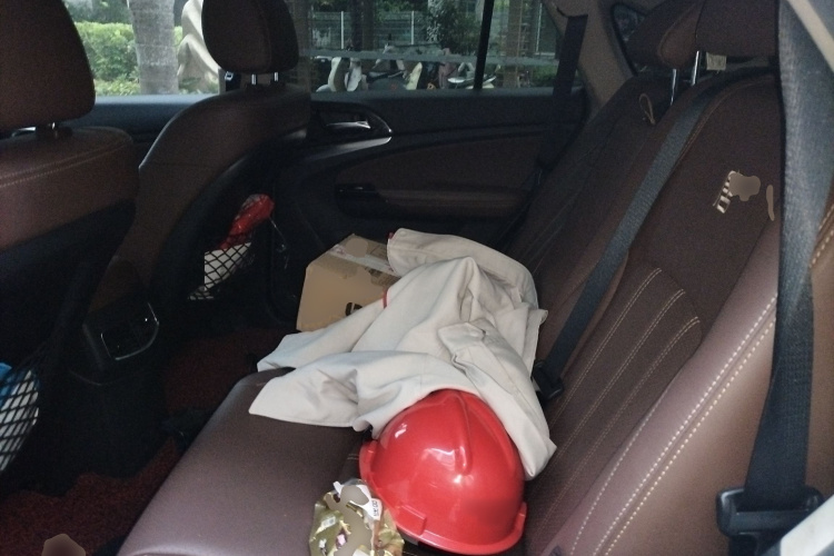 比亚迪 唐新能源 2017款 2.0T 全时四驱豪雅型 7座中控内饰21