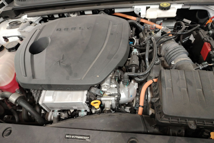 吉利银河 银河L6 2023款 125km 星舰机舱底盘24