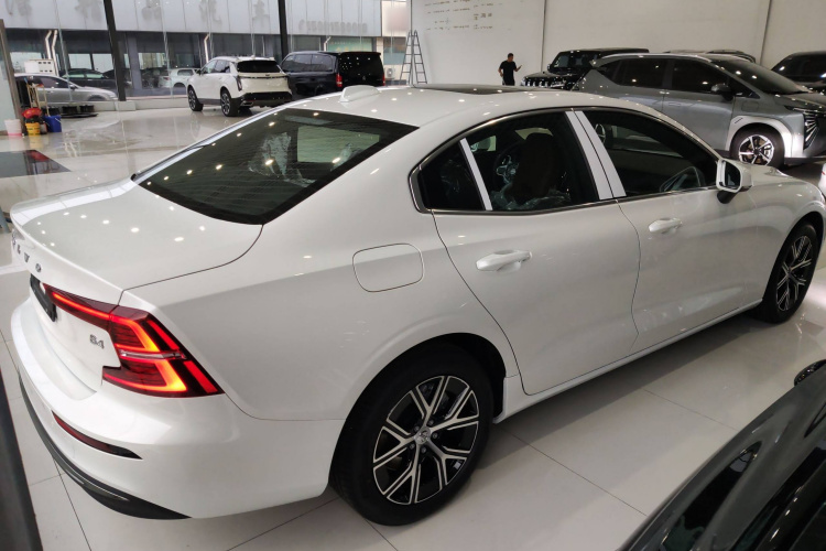 沃尔沃S60 2025款 B4 智逸豪华版车身外观7