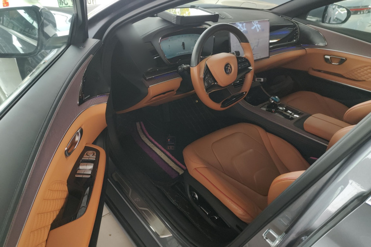 比亚迪 汉 2022款 EV 创世版 610KM四驱尊享型中控内饰7003