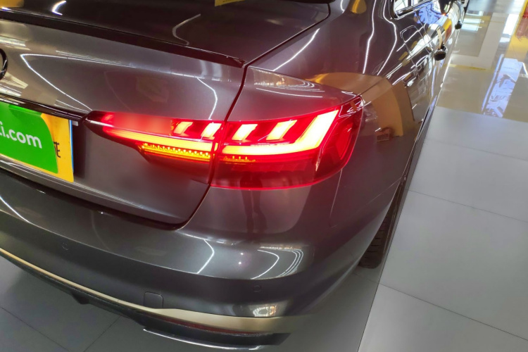 奥迪A4L 2024款 40 TFSI quattro RS套件燃速型车身外观9