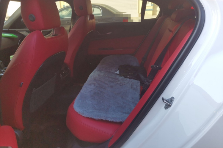 捷豹XEL 2024款 2.0T 250PS R-DYNAMIC S耀黑运动版中控内饰21