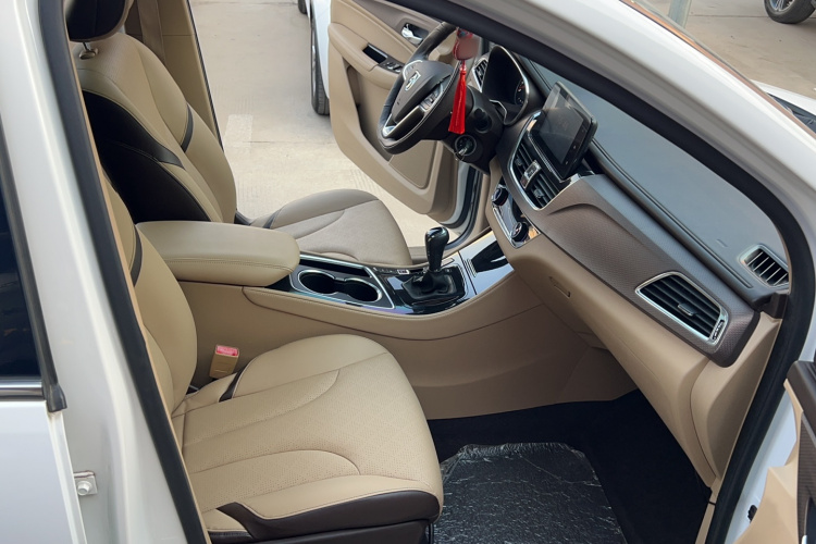 宝骏730 2017款 1.8L iAMT豪华型 7座中控内饰7001