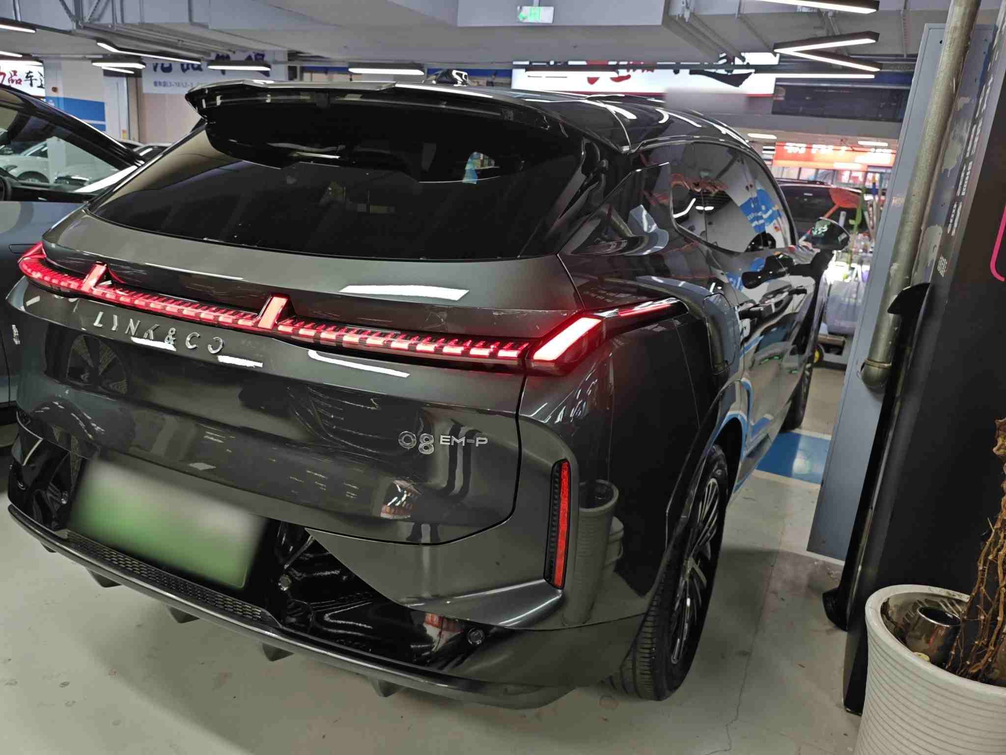 车辆右后45度外观展示