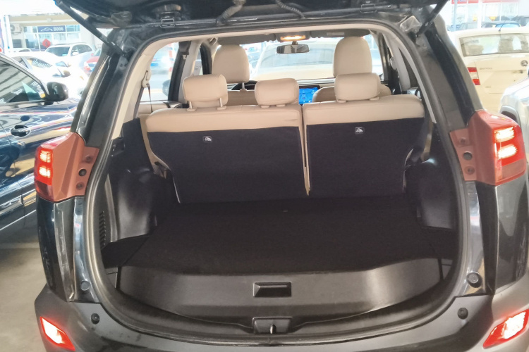 丰田 RAV4荣放 2015款 2.0L CVT两驱都市版机舱底盘23