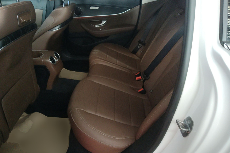 奔驰E级 2020款 改款 E 300 L 运动时尚型中控内饰7004