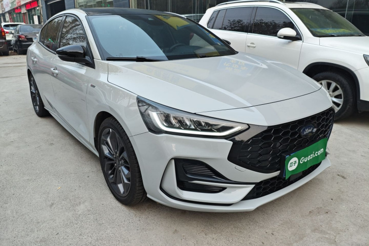 福特 福克斯 2022款 三厢 EcoBoost 180 自动ST Line车身外观3