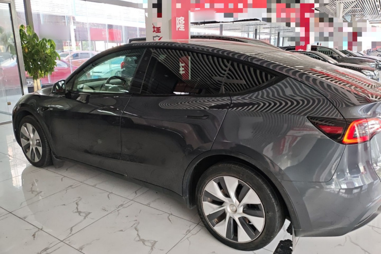 特斯拉 Model Y 2022款 长续航全轮驱动版车身外观4