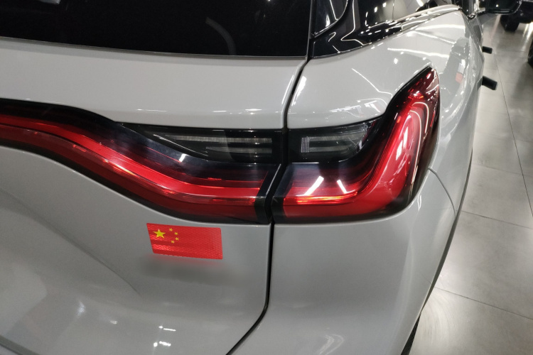 蔚来ES8 2020款 580KM 六座版车身外观9