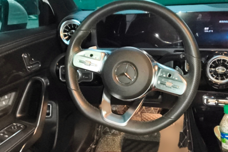 奔驰A级 2022款 改款三 A 200 L 运动轿车时尚型局部细节13