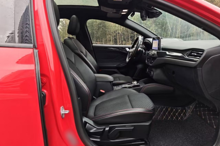 福特 福克斯 2020款 三厢 EcoBoost 180 自动ST Line局部细节41