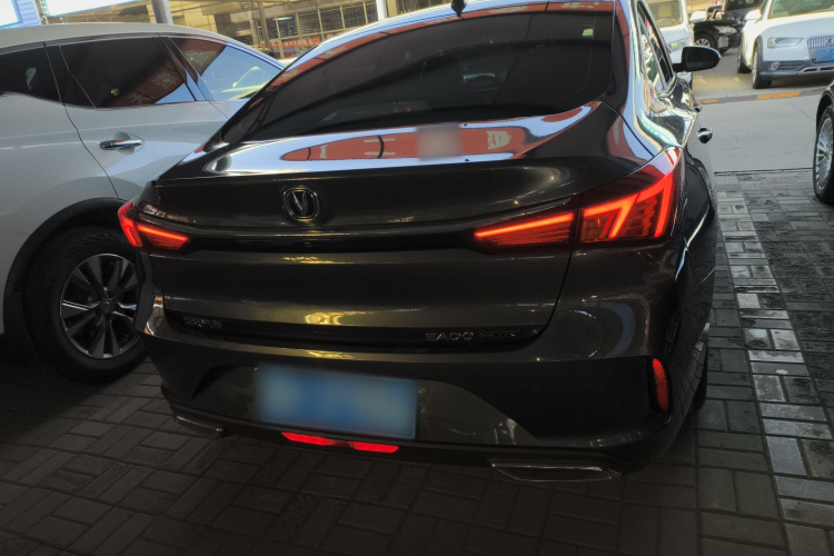 长安 逸动 2022款 PLUS 1.6L GDI CVT豪华型车身外观6