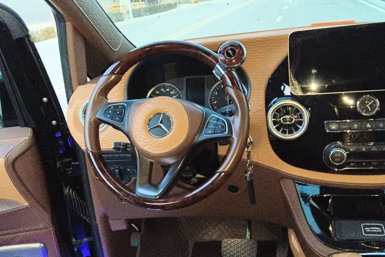 奔驰 威霆 2023款 2.0T 商务版 7座中控内饰13